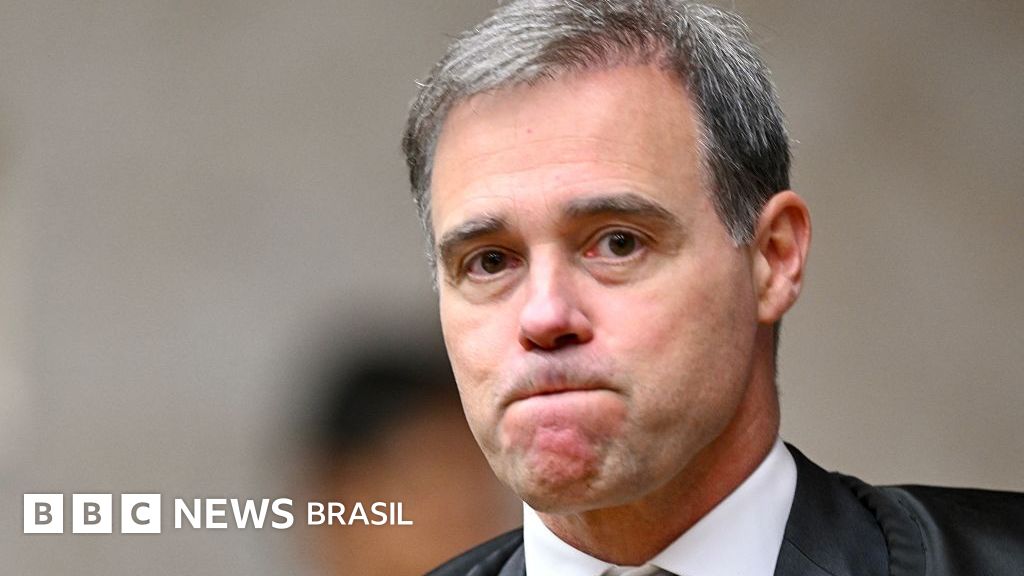 TSE analisa nesta quarta caso de posts que associam Flávio Bolsonaro a Nossa Senhora Aparecida