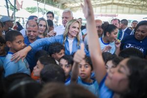 Celina envia reajuste de 25% para gestores escolares à CLDF