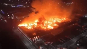 Incêndio de grandes proporções atinge fábrica no centro de São Paulo