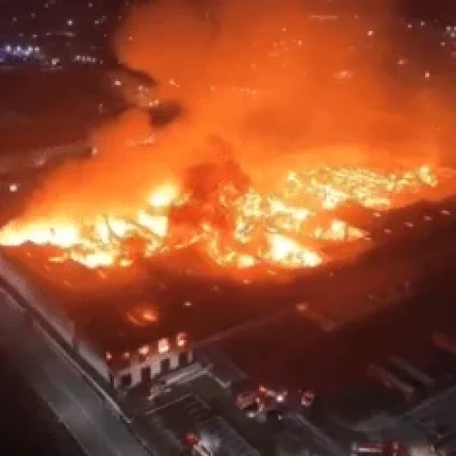 Incêndio de grandes proporções atinge fábrica no centro de São Paulo